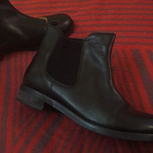 Size 9. Topshop Chelsea Boots